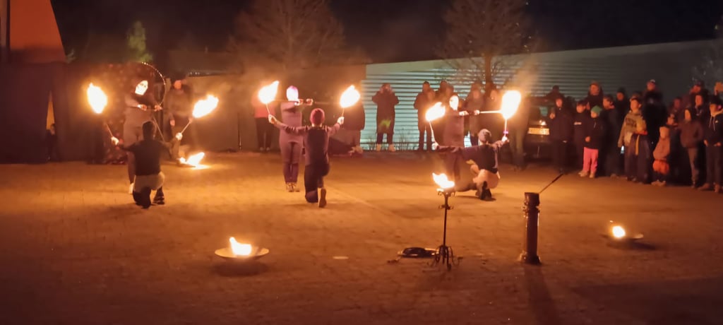 Zum Weihnachtsmarkt in der Gemeinschaftsschule ist die Ende Oktober erstmals aufgeführte Feuershow der Schüler noch mal zu erleben. 