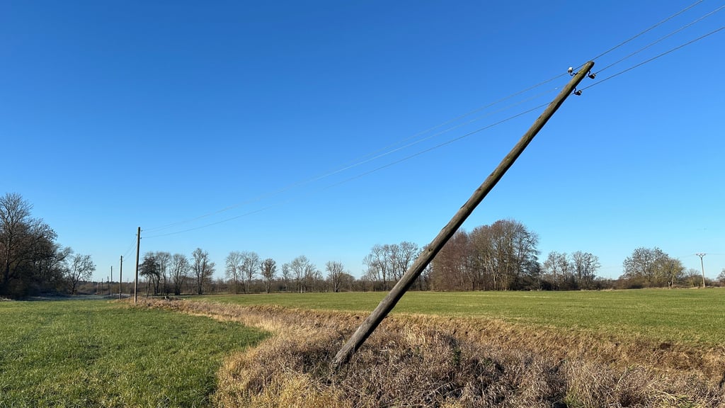 Zwischen der Gemeinde Biederitz und Möser hängt ein Strommast bedrohlich schief. Inwieweit das die Stromversorgung beeinflussen könnte, darüber informiert nun die Avacon. 