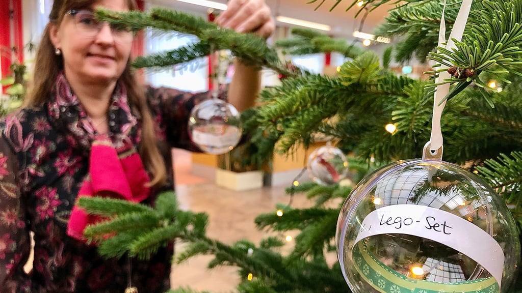 In der Harzsparkassen-Geschäftsstelle am Markt in der Welterbestadt sind am  Weihnachtsbaum Kugeln mit Wünschen von Kindern aus dem Bereich Quedlinburg angebracht.