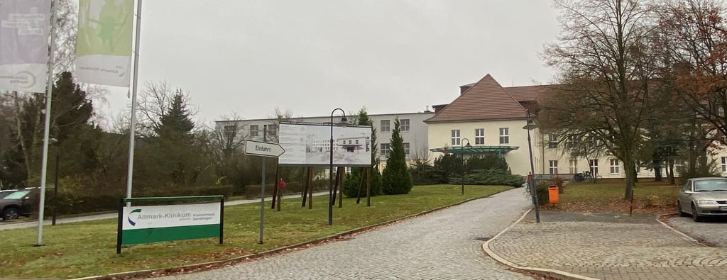 Das Altmark-Klinikum in Gardelegen hat jüngst erst einen millionenteuren Anbau erhalten. Nach einer Betriebsversammlung befürchteten Mitarbeiter die Schließung eines der beiden Standorte.
