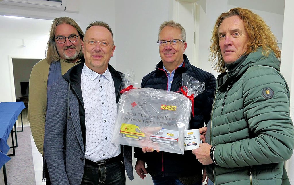 Zur Einweihung gratulierten DRK-Geschäftsführer Thomas Schöneburg und sein Rettungsdienstleiter Thomas Kruck (r.) ihren Pendants Maik Scharf (l.) und Mario Lehmann vom ASB. 