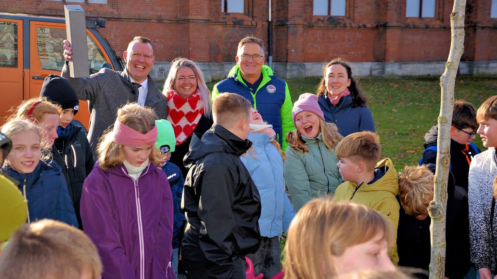 Der neue Vorstand des Fördervereins im Hintergrund der Pflanzaktion mit Uwe Werner (von links), Stefanie Rudolf, Michael Teuber und Rebecca Bröker.