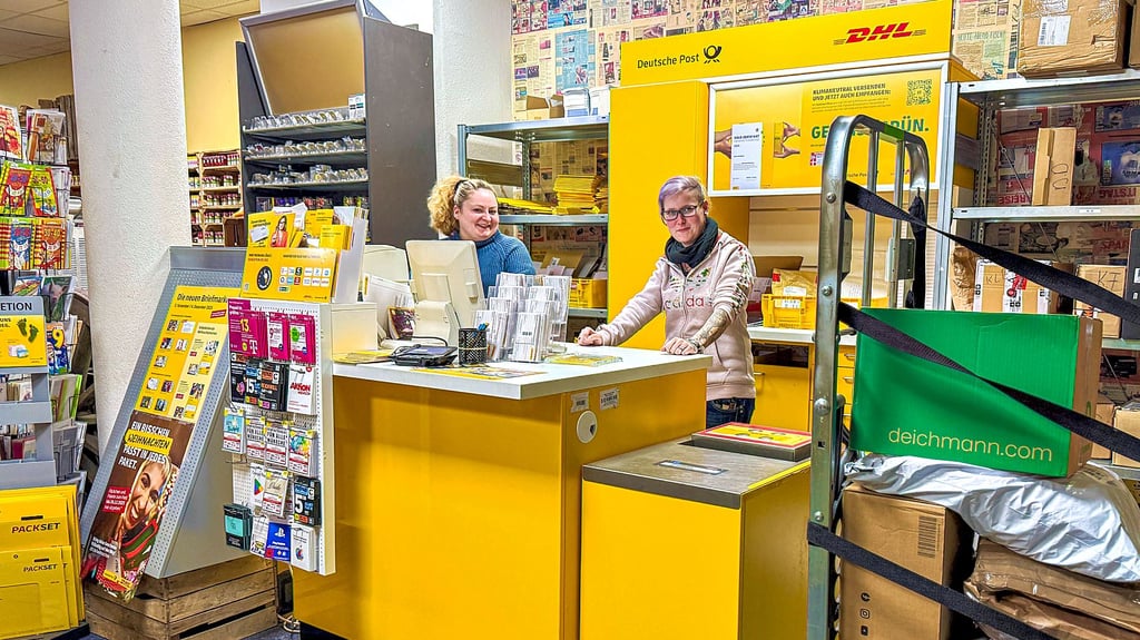 Diana Kortboyer (l.) und Kollegin Jessica Weller am Postschalter in „Ducki’s Dampfer-Scheune“. Seit der Schließung der Hauptpost hat sich der Standort in der Dessauer Straße zur wohl wichtigsten Postfiliale der Stadt entwickelt. 