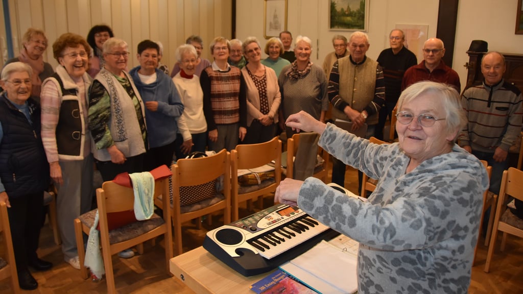 Anneliese Preuß in Aktion: Probe mit der Calvörder Chorgemeinschaft „Harmonie“.