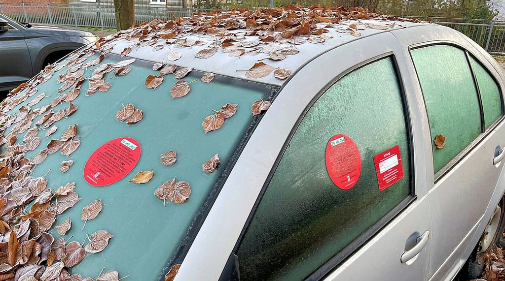 In Salzwedel sollte schon Anfang November das Auto abgeschleppt werden, aber es steht noch immer da. 