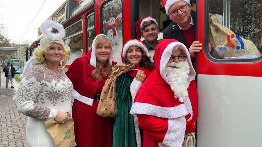 Auf dem Weihnachtsmarkt in Halle dürfen die Rentiere Rudi und Finni nicht fehlen.