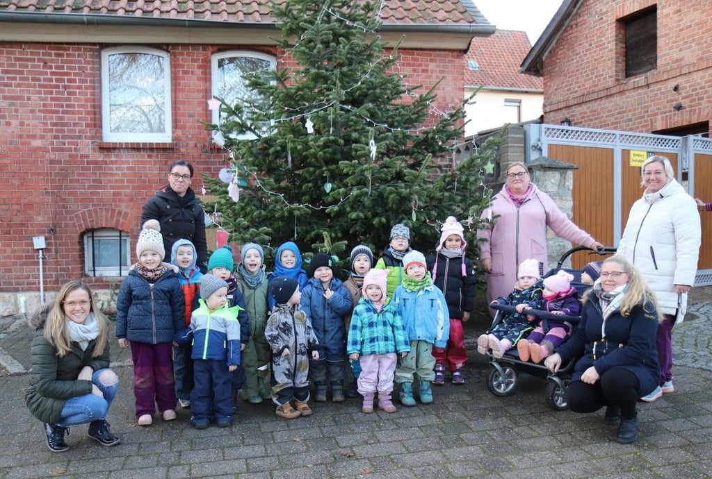 Die Dingelstedter Kitakinder vor dem von ihnen geschmückten Weihnachtsbaum.