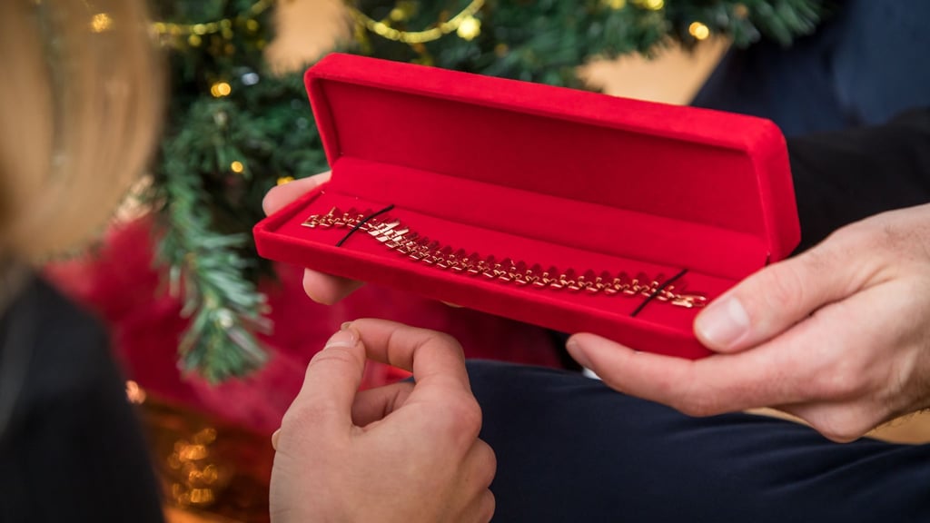 Zu teuer gibt's nicht: An Weihnachten sitzt das Geld für Geschenke oft deutlich lockerer.