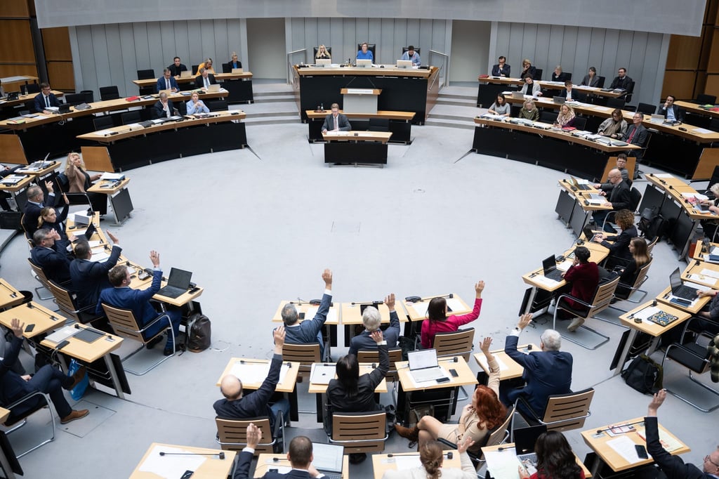 Im Abgeordnetenhaus gab es eine breite Mehrheit für einen Antrag der Regierungskoalition zu Parteiverboten.