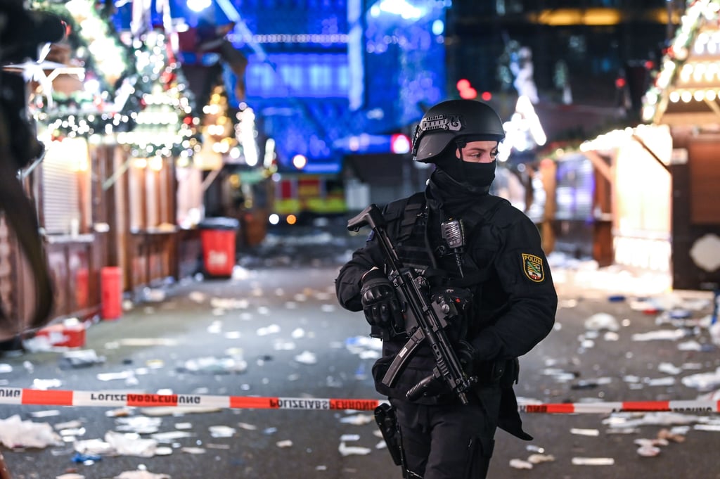 Eine Polizistin sichert nach dem Anschlag am 20. Dezember 2024 den Magdeburger Weihnachtsmarkt.