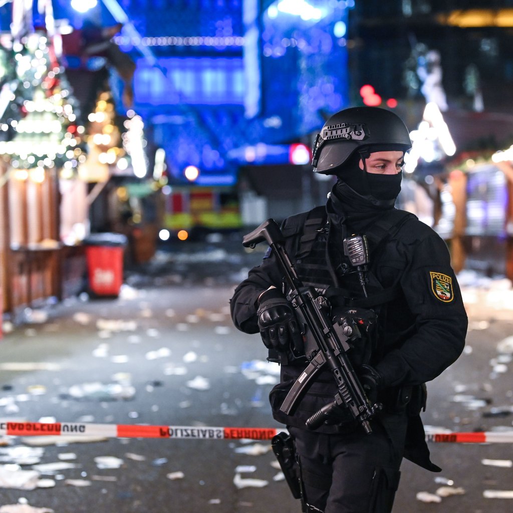 Eine Polizistin sichert nach dem Anschlag am 20. Dezember 2024 den Magdeburger Weihnachtsmarkt.
