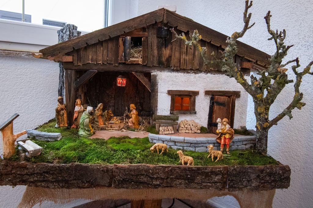Mit viel Liebe bis ins Detail: vom Saubacher Heinz Hensling gefertigte Weihnachtskrippe.