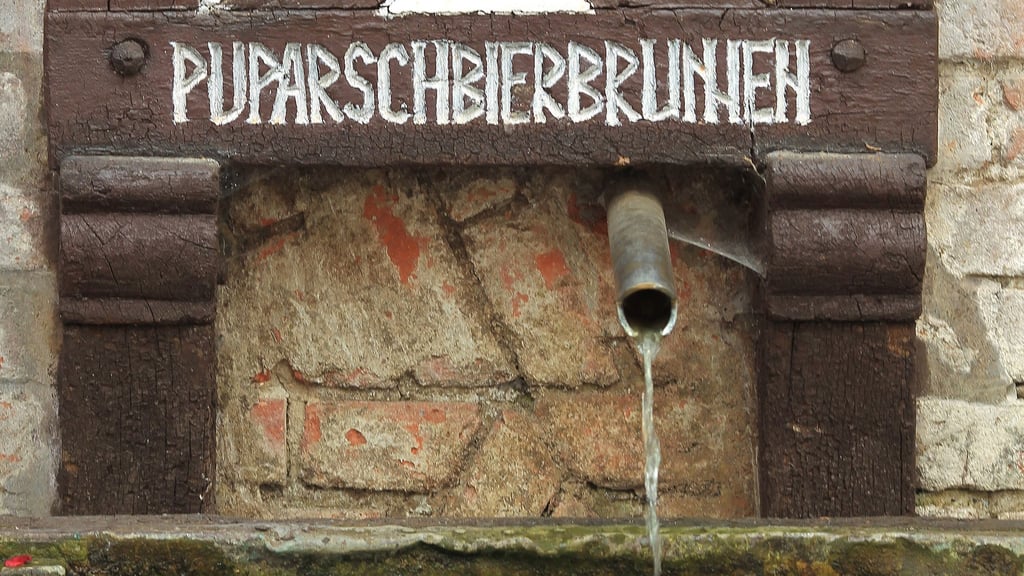 Der „Puparschbierbrunnen“ erinnert an die Tradition des Bierbrauens in Salzwedel.