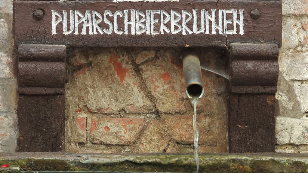 Der „Puparschbierbrunnen“ erinnert an die Tradition des Bierbrauens in Salzwedel. (Archivbild)