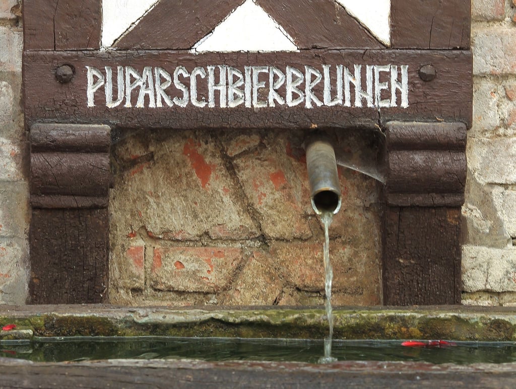 Der „Puparschbierbrunnen“ erinnert an die Tradition des Bierbrauens in Salzwedel. (Archivbild)