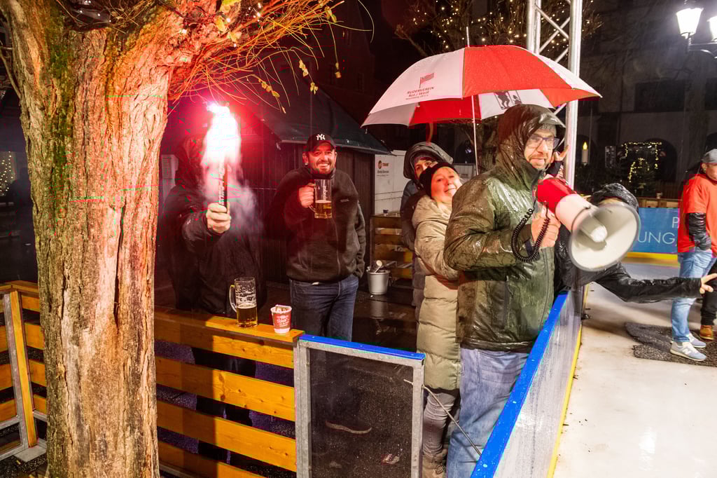Eisstock-Ultras lassen sich auch von Schlechtwetter nicht von der Naumburger Eisbahn abhalten.