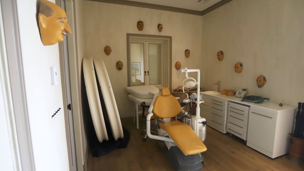 Ein Zahnarztstuhl in der Epstein-Villa
