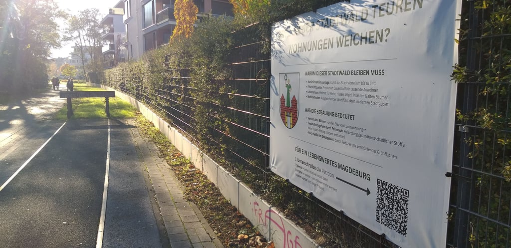 Das Protestcamp im Magdeburger Elbbahnhof im November 2025 - eine Zeit lang wies nich noch dieses Plakat auf die Aktion hin. Mittlerweile ist auch dieses Plakat wie die besetzter verschwunden.
