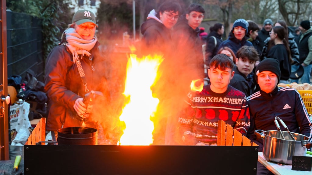 Der Grill auf dem Hof der Gemeinschaftsschule in Wanzleben wird ordentlich angefeuert.