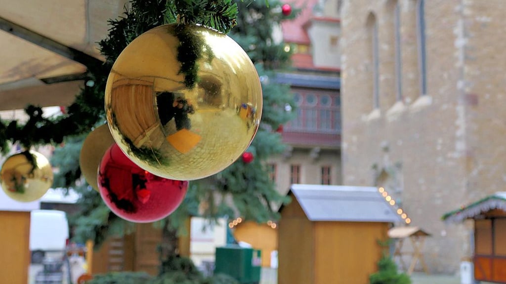 Der Schlosshof in Merseburg ist für die Schlossweihnacht vorbereitet. Die MZ gibt alle Termine auf einen Blick: Weihnachtsmärkte und Familienveranstaltungen im südlichen Saalekreis vom 5. bis 7. Dezember 2025.