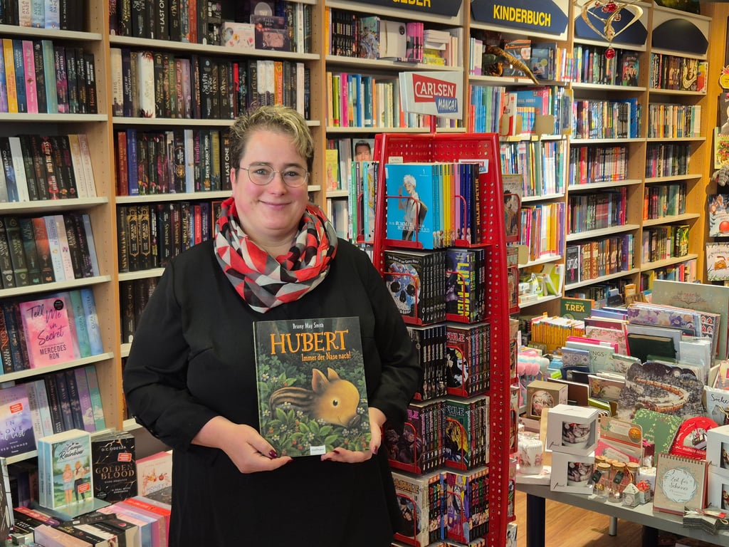 Die Burger Buchhändlerin Ivonne Rausch mit ihrem favorisierten Kinderbuch „Hubert“.