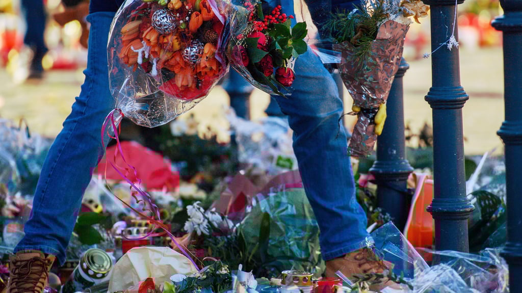 Ein Mitarbeiter der Stadt Magdeburg sammelt im Januar 2025 vor dem Portal der Johanniskirche Blumen ein. Beim inzwischen begonnenen Prozess gegen den Attentäter von Magdeburg sagt eine Ärztin aus. Sie war als Besucherin des Weihnachtsmarktes vor Ort und wurde nach dem Anschlag zur Ersthelferin.&nbsp;