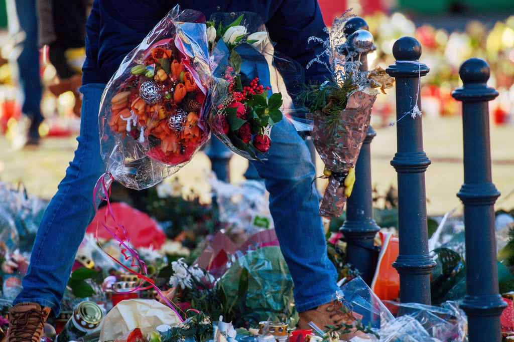 Ein Mitarbeiter der Stadt Magdeburg sammelt im Januar 2025 vor dem Portal der Johanniskirche Blumen ein. Beim inzwischen begonnenen Prozess gegen den Attentäter von Magdeburg sagt eine Ärztin aus. Sie war als Besucherin des Weihnachtsmarktes vor Ort und wurde nach dem Anschlag zur Ersthelferin.