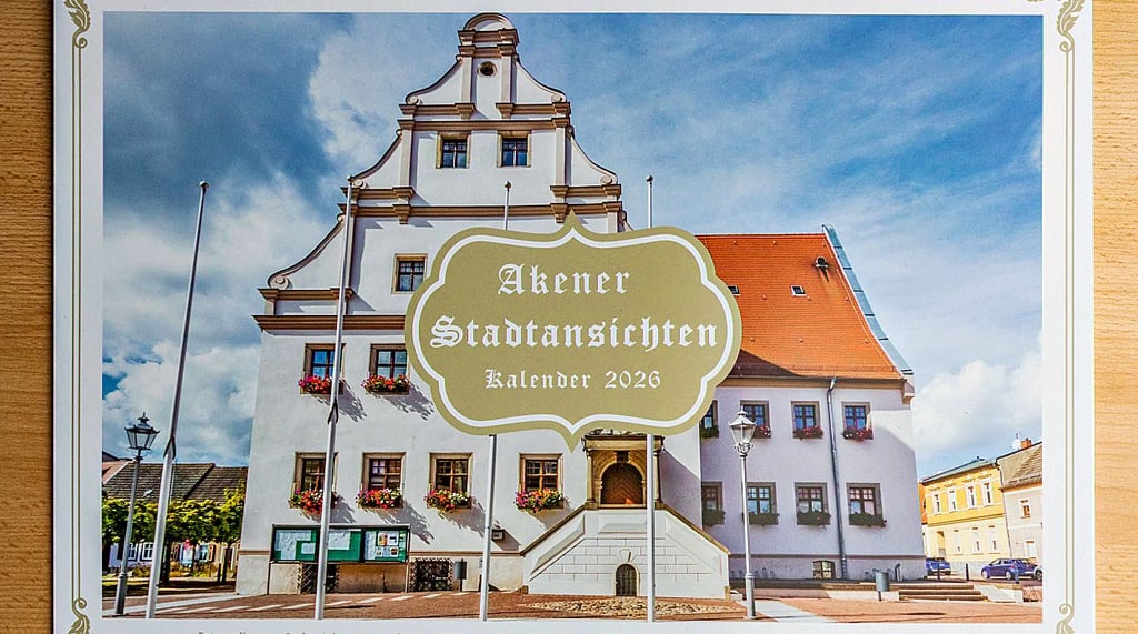 Das Titelmotiv des „Akener Stadtansichten Kalenders 2026“ zeigt diesmal das Akener Rathaus in einer Weitwinkel-Perspektive. 