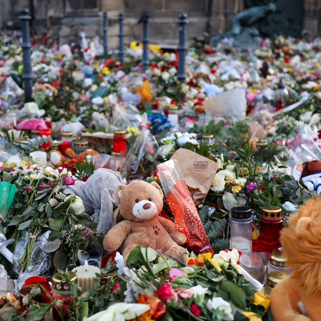 Unzählige Kerzen, Blumen und Plüschtiere künden in den Tagen nach der Tat vom Mitgefühl für die Opfer des Anschlags auf den Magdeburger Weihnachtsmarkt.