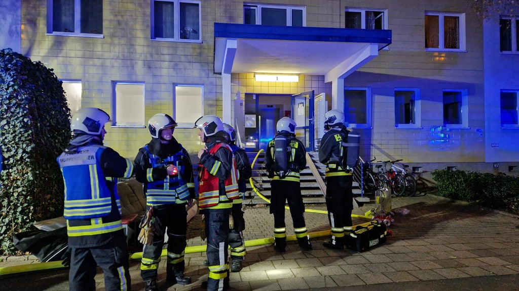In Halle-Neustadt kam es am Donnerstagabend zu einem schweren Wohnungsbrand. Über diese Leiter wurde in höchster Not ein Mann vor den Flammen gerettet. 