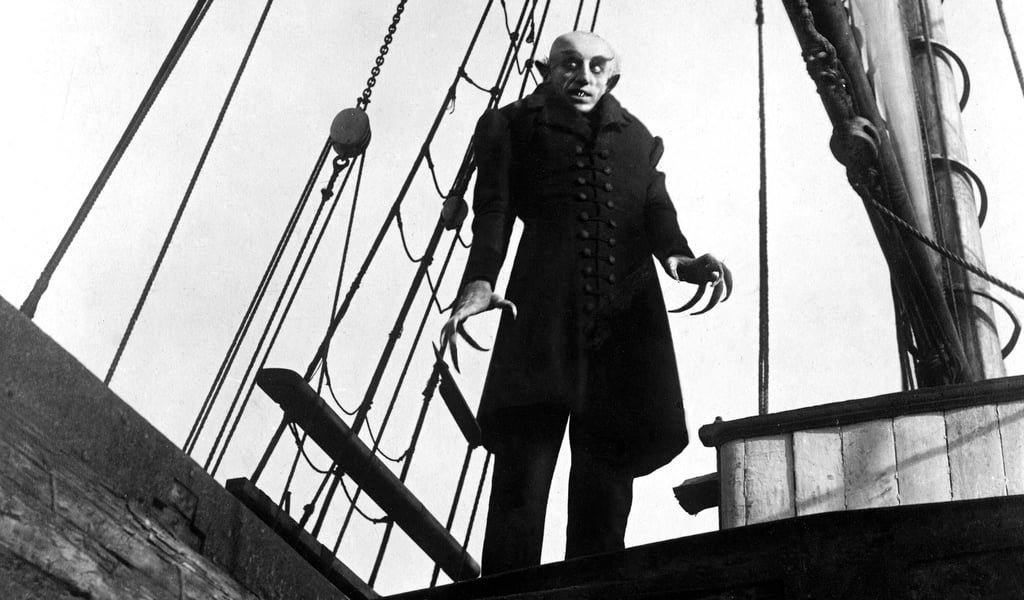 Graf Orlok entpuppt sich in Murnaus Film „Nosferatu" - Sinfonie des Schreckens“ als Blutsauger Nosferatu. Der englische Rockmusiker Tim Brownlow, Sänger der Band Belasco, hat das filmische Meisterwerk nach 100 Jahren neu vertont und mit dem Soundtrack ebenfalls ein Meisterwerk geschaffen