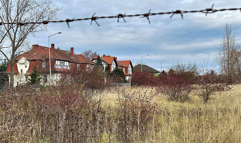 Auf dieser Brachfläche am Kustrenaer Weg in Bernburg könnte ein Solarpark entstehen.