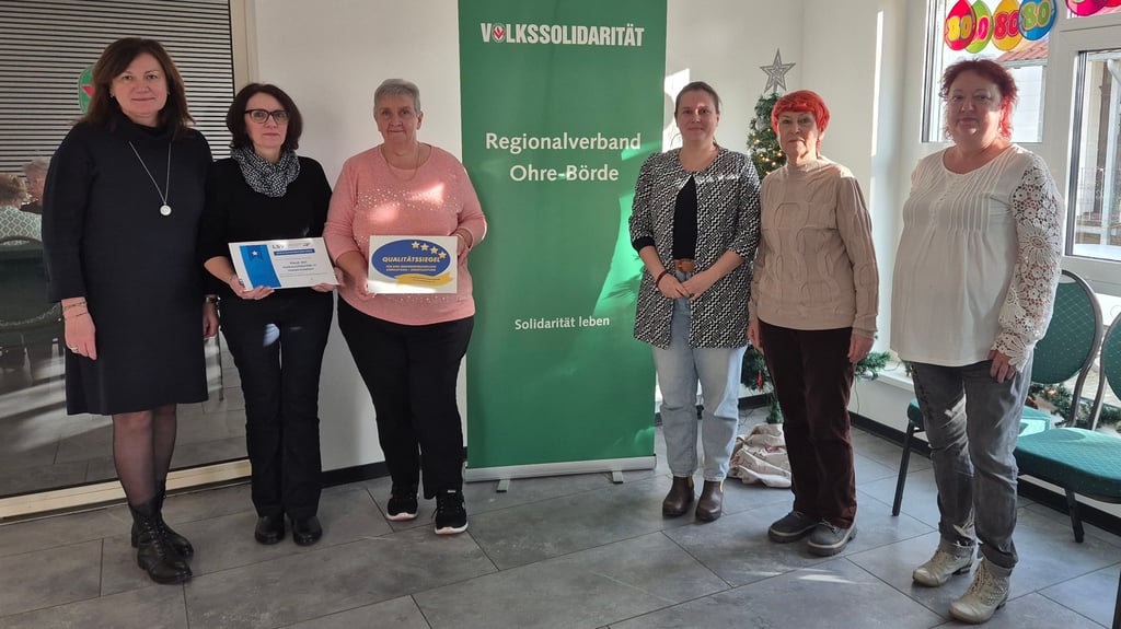 Die Begegnungsstätte "Haus der Volkssolidarität" in Haldensleben bekam von der Landesseniorenvertretung die Auszeichnung „seniorenfreundliche Einrichtung“. Diese Ehrung nahmen die Mitarbeiterinnen Anett Damerau (2.v.l.) und Cornelia Wollbrück (3.v.l.) entgegen.