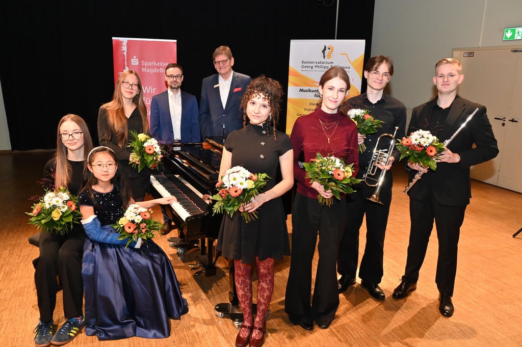 Jens Eckhardt, Vorstandsvorsitzender der Stiftung Kunst und Kultur der Stadtsparkasse MagdeBurg (rechts hinten) übergab mit  Martin Richter, Direktor des Konservatoriums (links hinten) die begehrten Stipendien. Hier zu sehen von links: Hannah Shargorodskyi (Klavier), Emi Lena Grundel-Kawano (Klavier), Sofia Feng ( Klavier), Maria Falkenberg (Gesang), Hannah Marie Dehmel (Gesang), Lorenz Vogel von Frommmannshausen (Trompete), sowie Iven- Lennard Scharnowski (Querflöte).