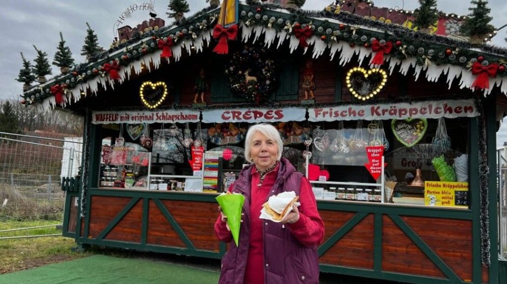 Monika Backhaus liebt ihr Schaustellerleben. Mit ihrem DDR-Softeis und der DDR-Waffel ist sie in der Region bekannt.