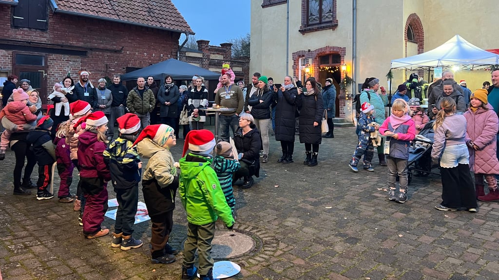 Der Anderbecker Heimatverein hatte eingeladen - und zahlreiche Einwohner waren dem Ruf gefolgt.