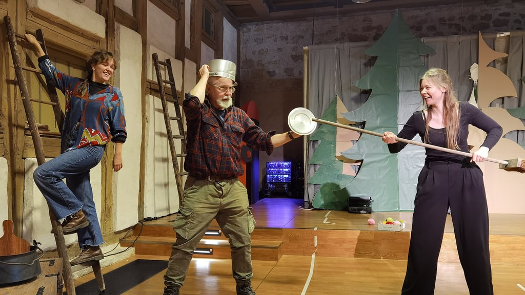 Launige Probe zur Neufassung der Kinderoper Hänsel und Gretel mit Lotta Bagge (Mezzo-Sopran) als Hänsel, Regisseur Arnold Hofheinz und Lea Kohnen (Sopran) als Gretel (von links) in der Musikscheune Michaelstein.