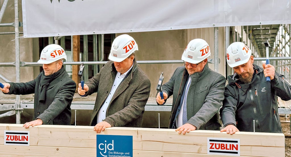 Nach dem Richtspruch schlugen Michael Stange, (technischer Bereichsleiter beim Bauunternehmen Züblin), Andreas Demuth (Gesamtleiter CJD Sachsen-Anhalt), Bert Knoblauch (Schönebecks Oberbürgermeister) und Steffen David ( Werkstattleiter CJD Sachsen-Anhalt) die Nägel ein. 