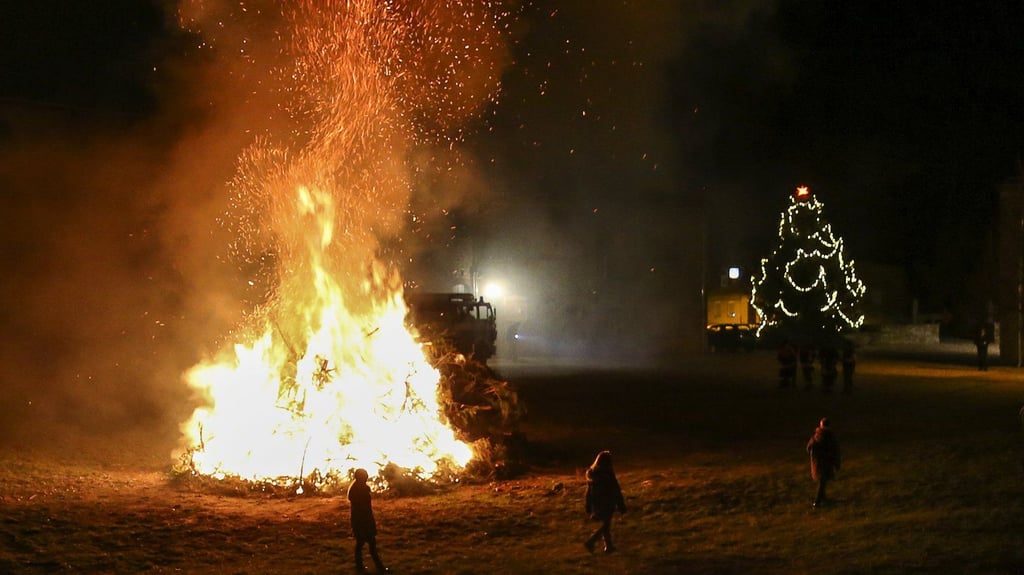 Das Adventsfeuer, das die Freiwillige Feuerwehr Hausneindorf entzündet, gehört jedes Jahr dazu zum Burgadvent.