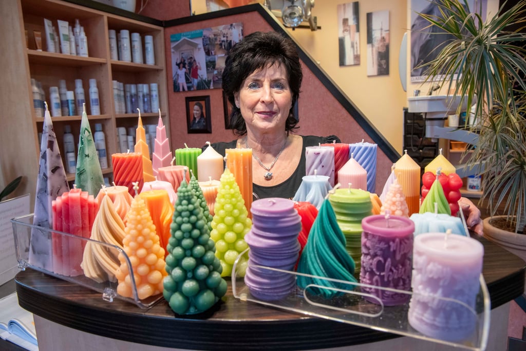 Karin Wieczorek hat wieder Kerzen gegossen.