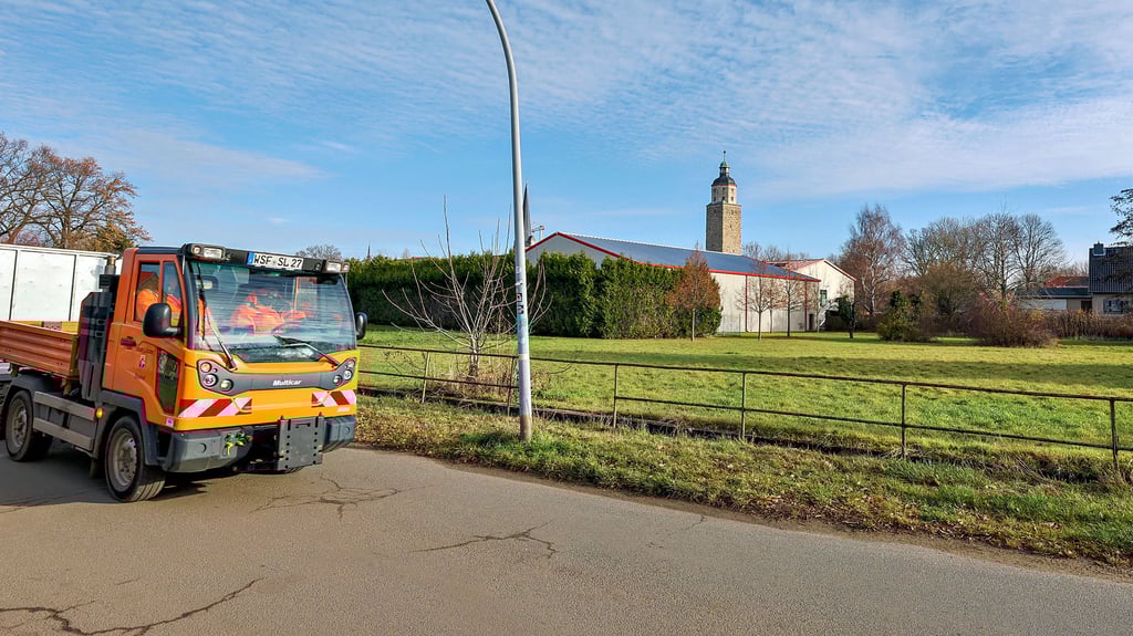 Auf dieser Grünfläche an der Schweßwitzer Straße in Lützen soll mit Städtebaufördermitteln ein „Kiss and Ride"-Parkplatz entstehen.