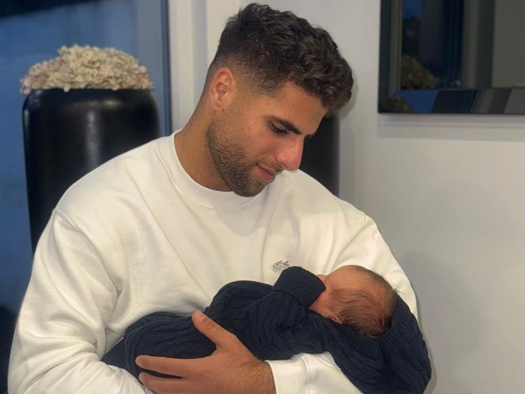 Malek Fakhro hat seinen Sohn Issam auf den Armen. Der HFC-Stürmer ist zum ersten Mal Vater geworden. 