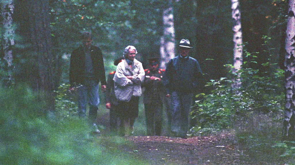 Erich Honecker und seine Frau Margot und Erich Honecker bei ihrem täglichen, von Sowjetsoldaten bewachten Spaziergang im  sowjetischem Exil im Wald des damaligen Militärhospitals in Brandenburg. 