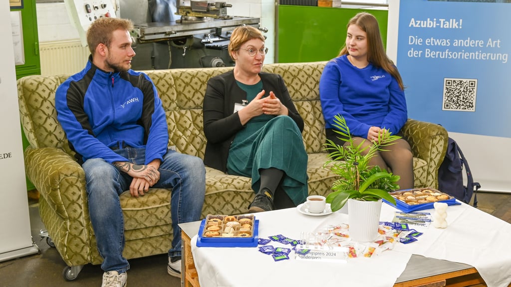 Staatssekretärin Stefanie Pötzsch (Mitte) im Dialog mit Azubis in der Zuckerfabrik in Klein Wanzleben.