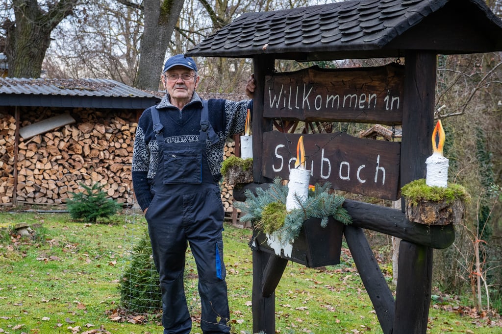 Auch dieses Willkommensschild am Ortseingang von Saubach geht auf die Kappe von Heinz Hensling.