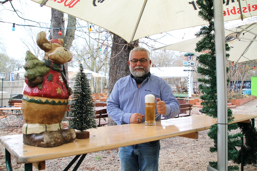 Dirk Willeke im Fritzengarten, der auch im Dezember als Winter-Biergarten geöffnet ist. 