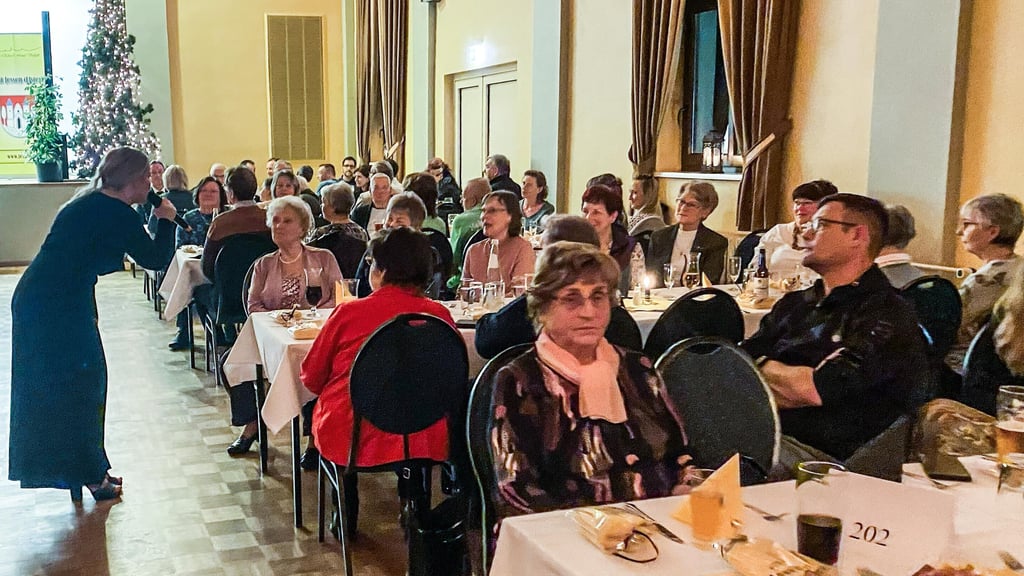 Die Jessener Schlagersängerin Nadine Fabielle verzaubert die Gäste des Abends mit eigenen Titeln und zum Schluss auch einem Weihnachtslied. 