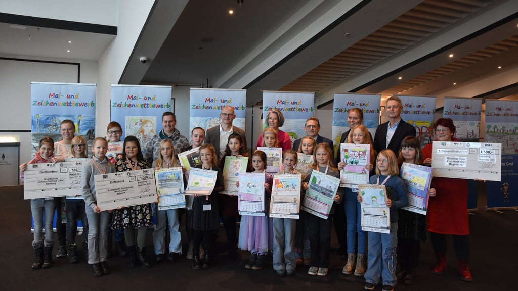 Die zwölf Sieger des Zeichen- und Malwettbewerbs des  Innenministeriums. Zwei davon kommen aus Jerichow.
