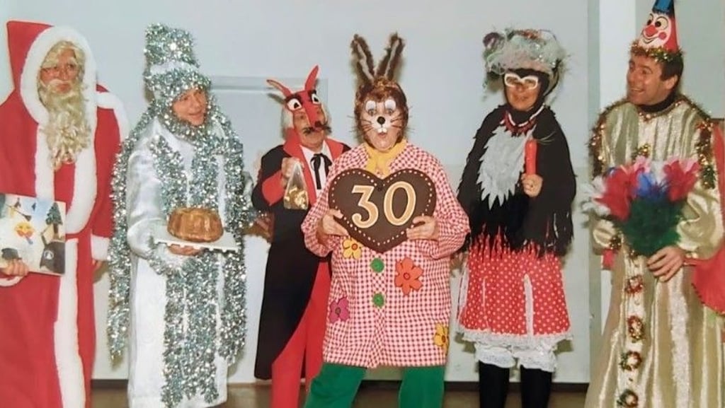 Greti Emmer-Mosch als Hase „Hoppel Poppel“: 1991 stand die gefeierte Tänzerin und Tanzpädagogin das letzte Mal in einer großen Produktion der von ihr gegründeten Revue auf der Bühne. Im Jahr 2000 ging es in kleinerer Besetzung endgültig auf Abschiedstour - nach 30 Jahren „Hoppel Poppel“-Revue.&nbsp;