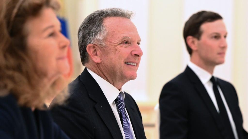 Witkoff (M) und Kushner (r) waren am Dienstag für Ukraine-Verhandlungen zu Gast im Kreml.